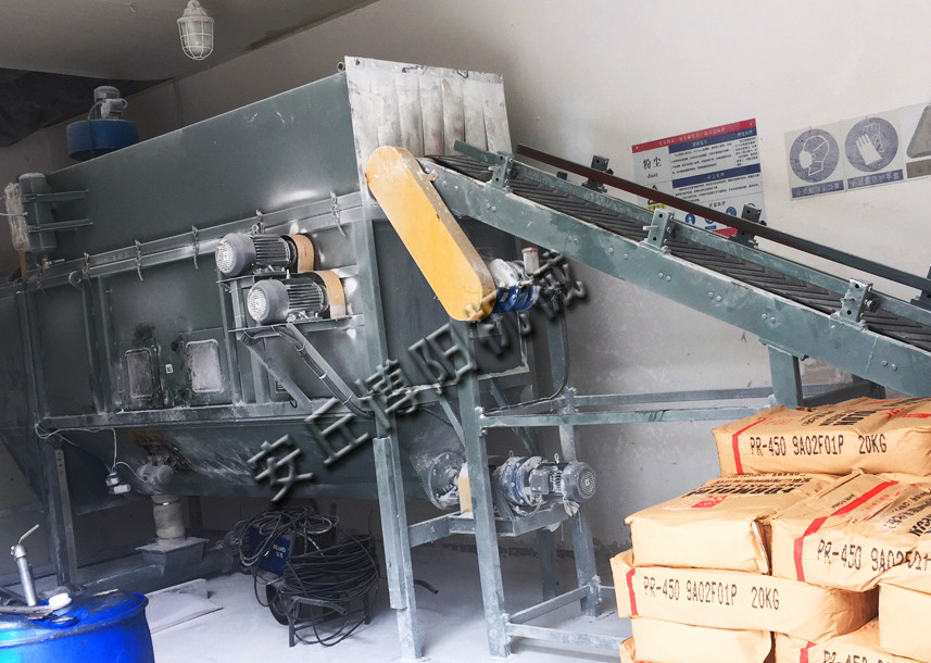 炭黑自動拆包機為什麽（me）能完成無塵（chén）拆包卸料（liào）？