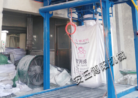 碳酸鈣粉噸袋（dài）包裝機在包裝粉料時有什（shí）麽優點？