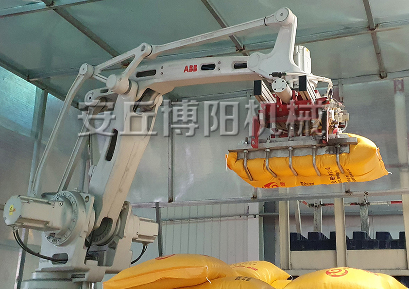 飼料自動碼垛機器人的（de）出現降低了生產和（hé）人工成本