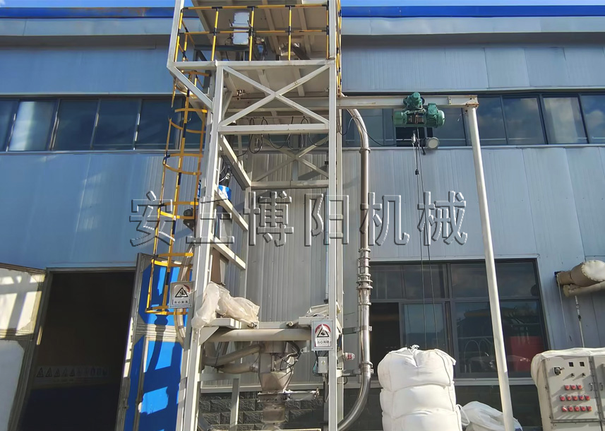 滑（huá）石粉噸袋拆袋機的配套設備有哪些呢？