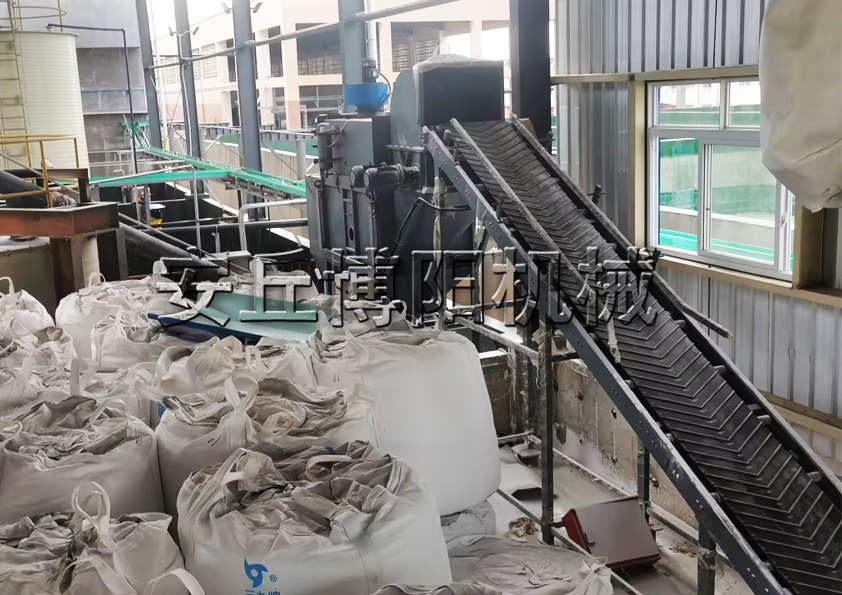 金屬礦粉自動拆包機是怎樣（yàng）袋料分離的（de）?