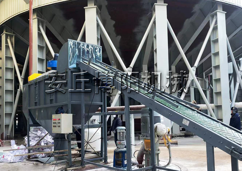 片堿自動拆包機如何實現（xiàn）拆包輸送（sòng）的無塵化？