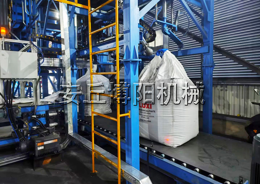 保溫料全自動（dòng）噸袋（dài）包裝（zhuāng）機實現連（lián）續（xù）快速包裝作業