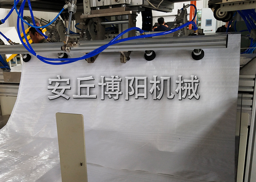 飼料原料全自動包裝碼垛機的工作原理和特點是什麽（me）？