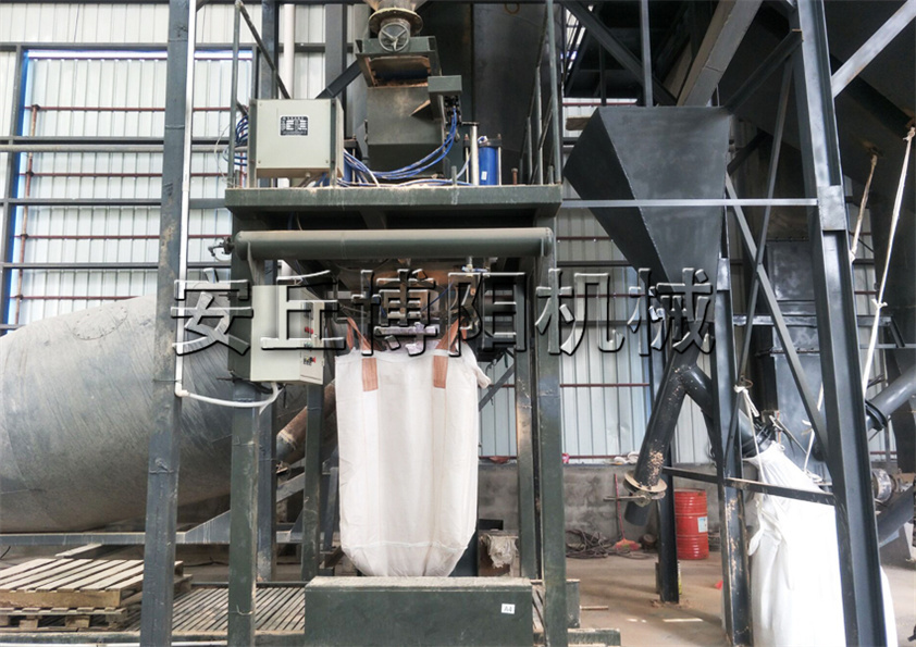 重（chóng）鈣粉噸包包裝機主（zhǔ）要（yào）特點 粉料噸袋定量包裝機廠家