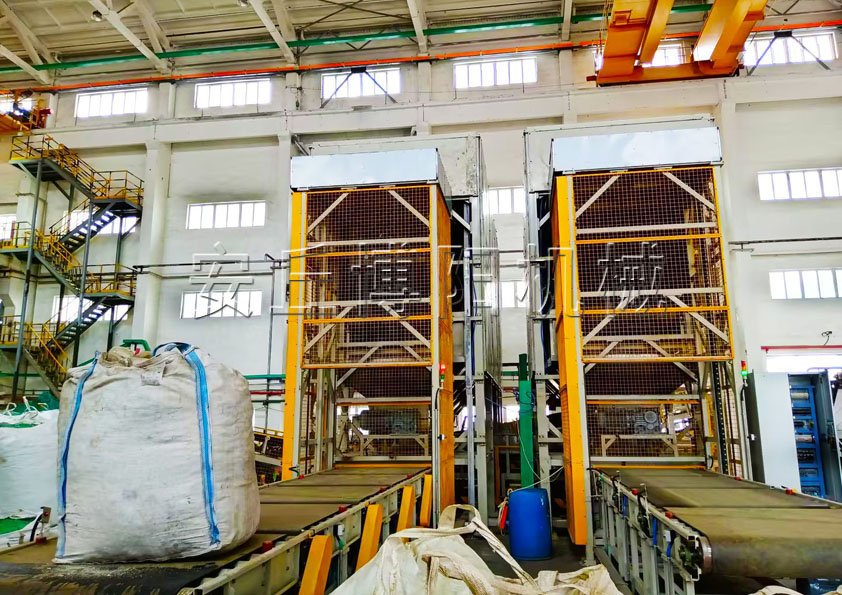 聚合硫酸（suān）鐵全自動噸袋拆包機的特點和應（yīng）用行業有哪些？