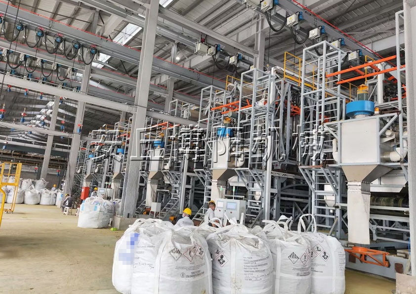 化工行業全自（zì）動噸包拆包機的具體優勢有哪些呢？